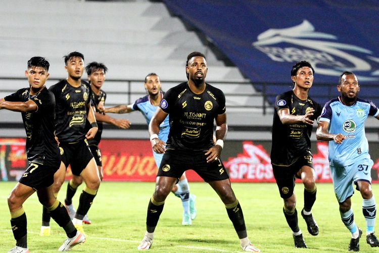 Pemain Arema FC Genta Alparedo, Carlos Fortes dan Johan Ahmat Alfarizi bersiap merebut bola saat pertandingan pekan 22 Liga 1 2021-2022 melawan Persela Lamongan yang berakhir dengan skor 0-1 di Stadion Kapten I Wayan Dipta Gianyar, Selasa (1/2/2022) malam.