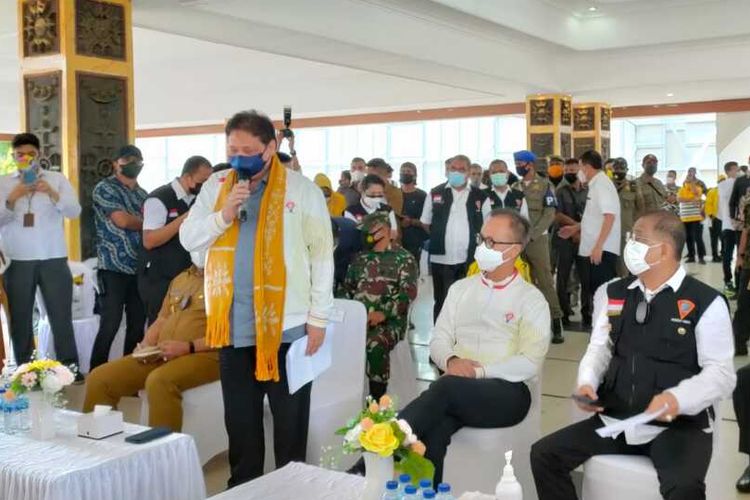 Menteri Perekonomian Airlangga Hartarto saat di Tribun Lapangan Merdeka Ambon, Senin (4/10/2021)