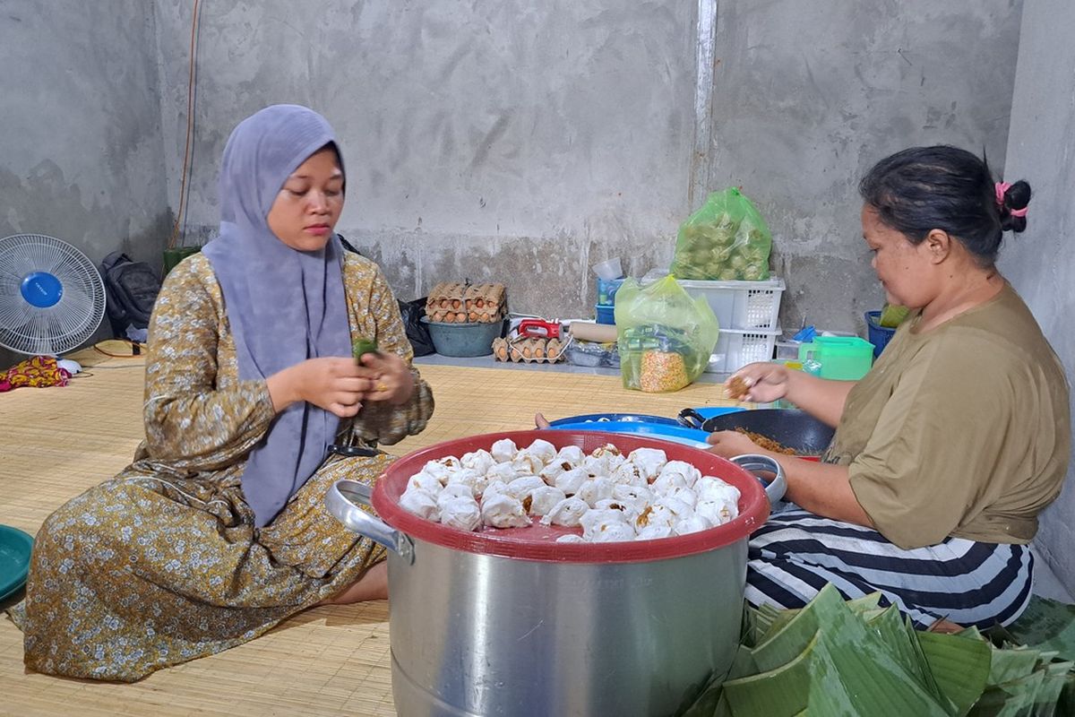 Para perempuan yang mengelola usaha bantuan modal dari BTPN Syariah