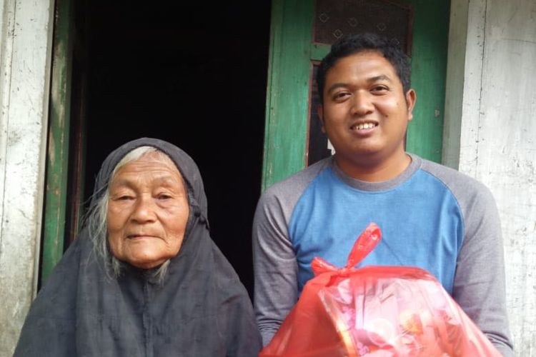 Khafidz dan Nenek penerima bantuan dana dan sembako.