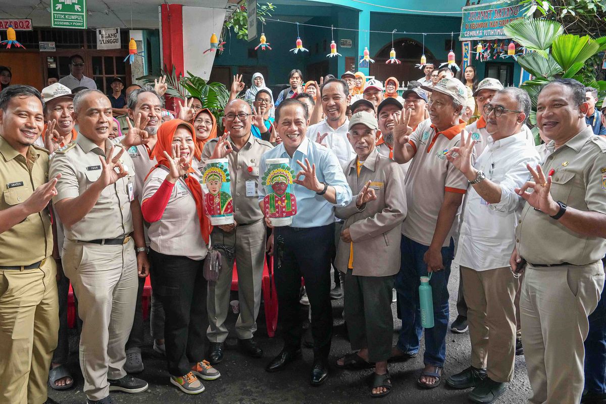 Menteri LH mengunjungi Kampung Samtama di Jakarta Pusat, Selasa (1/7/2025). 