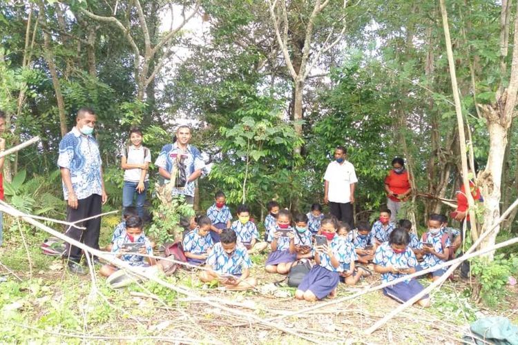 Sebanyak 23 Siswa SDI Nunur melaksanakan Uji Coba USBD di pinggir Tebing Keto atau Ngapan Keto di Desa Mbengan, Kecamatan Kota Komba, NTT, Sabtu, (17/4/2021). karena sulit sinyal 4G di sekolahnya sehingga mencari sinyal di pinggir Tebing Keto. (KOMPAS.com/DOK-SDI NUNUR)