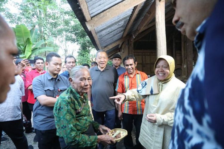 Mensos Risma berbincang dan mendengarkan keluhan warga Desa Pambotanjara.