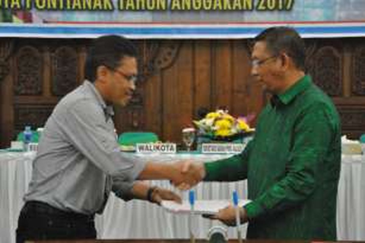 Walikota Pontianak, Sutarmidji (kanan) dan General Manager Witel Kalbar, Bayun R Rohadi usai penandatanganan nota kesepahamanan antara Pemkot Pontianak dengan PT Telekomunikasi Indonesia