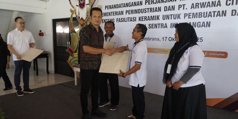 Bupati Jembrana I Made Kembang Hartawan saat menyerahkan bantuan keramik pada salah satu IKM.