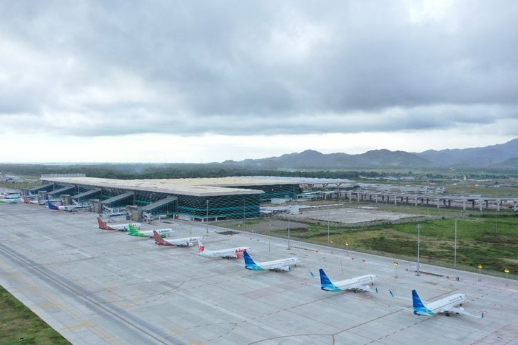 Apron Bandar Udara Yogyakarta International Airport di Kapanewon Temon, Kabupaten Kulon Progo, Daerah Istimewa Yogyakarta. 