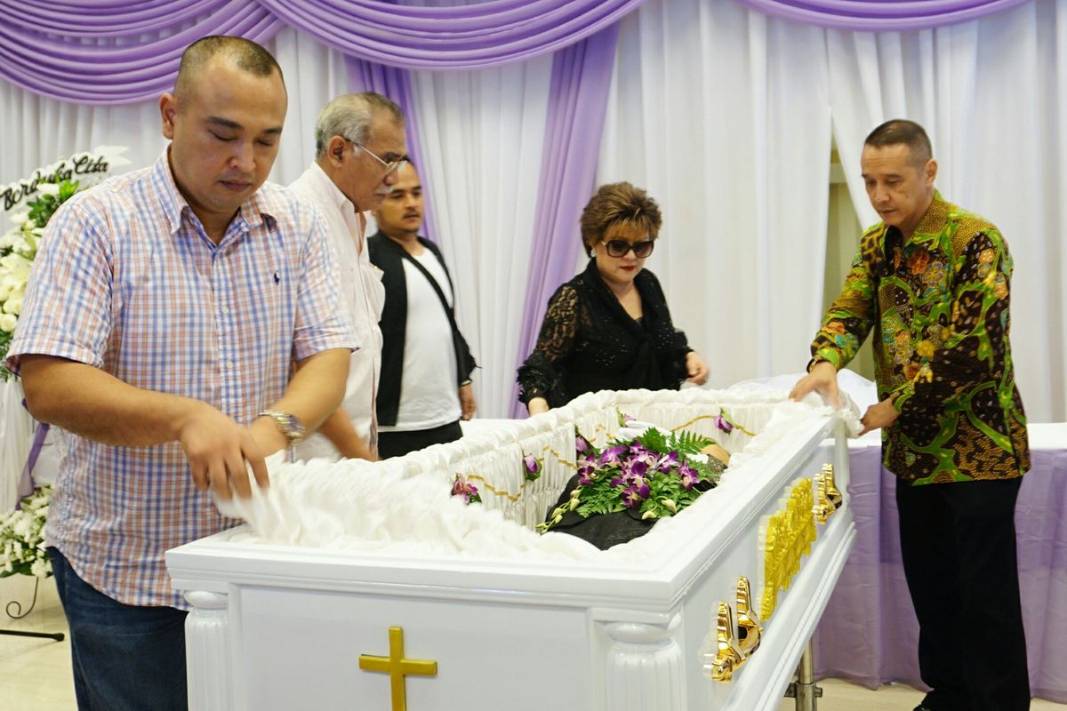 Istri mendiang Mus Mulyadi, Helen Sparingga di Rumah Duka Dharmais, Jakarta Barat, Kamis (11/4/2019).