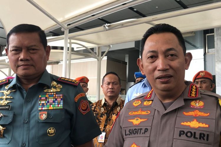 Kapolri Jenderal Listyo Sigit Prabowo dan Panglima TNI Laksamana Yudo Margono di Kompleks Parlemen, Senayan, Jakarta, Senin (13/11/2023). 