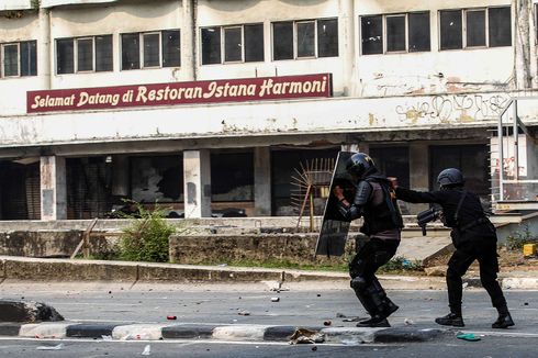 Massa Demonstran Rusak Mobil Polisi Hingga Bakar Pos Polantas