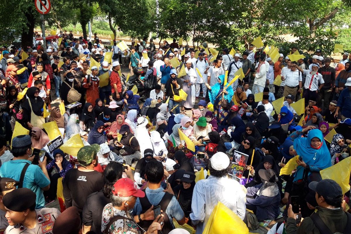 Massa di Komnas HAM yang melaporkan kasus kematian korban 21-22 Mei 2019, Jumat (28/6/2019). Mereka membawa bendera kuning. 