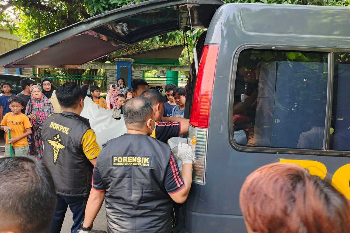 Polisi melakukan evakuasi terhadap jasad dosen UNM berinisial HY yang ditemukan tewas tergantung di sebuah pohon di sekitar Jalan Monumen Emmy Saelan III, Kelurahan Karunrung, Kecamatan Rappocini, Kota Makassar, Sulawesi Selatan (Sulsel), Jumat (11/7/2025).