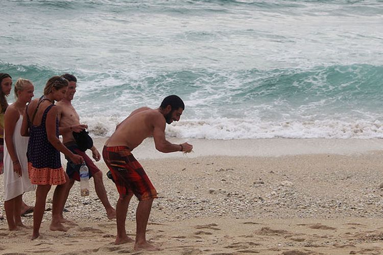 Wisatawan asing berlibur di Pantai Tropical, Kabupaten Sumbawa Barat, Nusa Tenggara Barat, Minggu (26/3/2017). Pantai Tropical dikenal sebagai salah satu tempat selancar di Pulau Sumbawa yang diincar wisatawan asing dari sejumlah negara.
