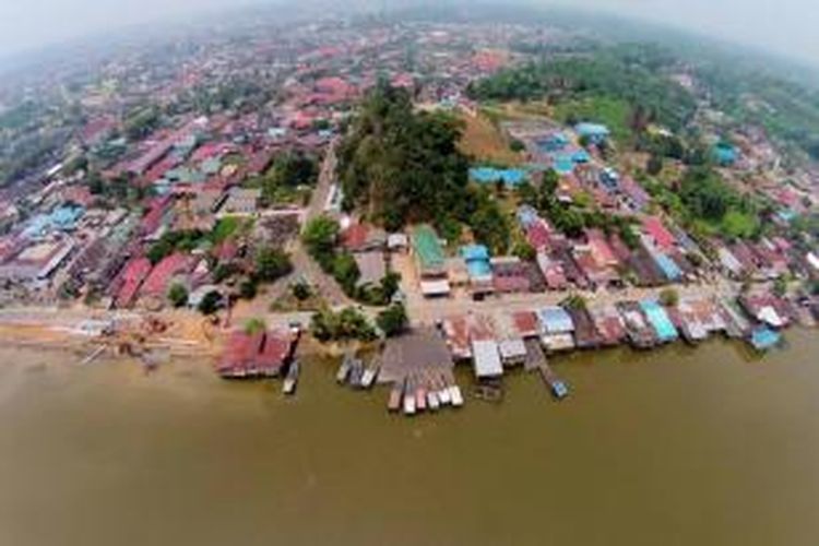 Pusat kota Tenggarong yang dibelah oleh Sungai Mahakam di Kabupaten Kutai Kartanegara, Kalimantan Timur, Kamis (16/10/2014).