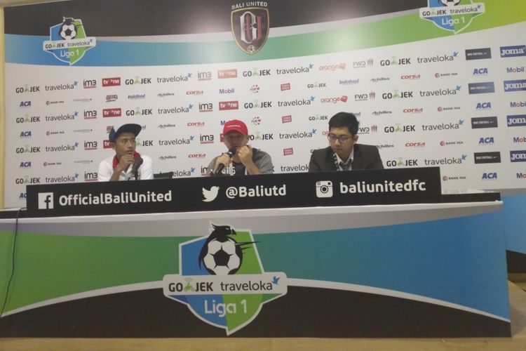 Pelatih Madura United, Gomes de Oliviera (tengah), saat jumpa pers seusai anak asuhnya ditaklukkan Bali United.