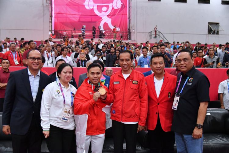 Presiden Joko Widodo berfoto bersama lifter andalan Indonesia Eko Yuli Irawan usai menyabet medali emas di Hall A JIEXPO, Kemayoran Jakarta Pusat, Selasa (21/8/2018).