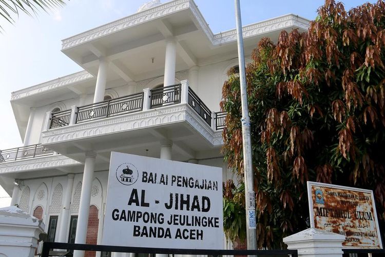 Deskananda (19) , Mufaddal (20) dan Zakiyul Fahmi (23) Mahasiswa UIN Ar Raniry Banda Aceh menjadi marbot di Masjid Al Jihad Desa Jeulingke, kecamatan Syiah Kuala kota Banda Aceh. Jum'at (22/03/2024)