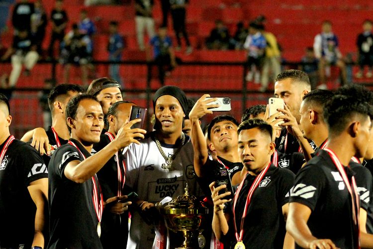 Pemain Persik Kediri foto bersama Legenda sepak bola Ronaldinho saat pertandingan Trofeo Meet The Star di Stadion Kanjuruhan Kepanjen, Kabupaten Malang, Minggu (26/6/2022) malam.