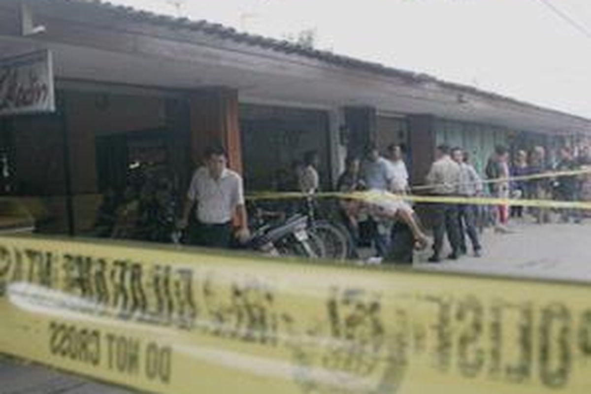 Kawanan perampok bersenjata api  kembali  beraksi di Kota Solo. Belum sampai sebelum perampokan terjadi di Monumen Pers, Kamis (1/5) perampok bersenjata api merampok di dua toko perhiasan emas di Pasar Jongke, Laweyan, Solo. Selain merampok emas lebih dari 10 kilogram dan uang tunai sekitar Rp 12 juta, perampok menembak membabi buta kepada tiga calon pembeli di toko perhiasan emas Aladin dan Kausar. Satu korban tewas karena luka lembakan di leher dan bahu, dua korban dalam keadaan kritis.