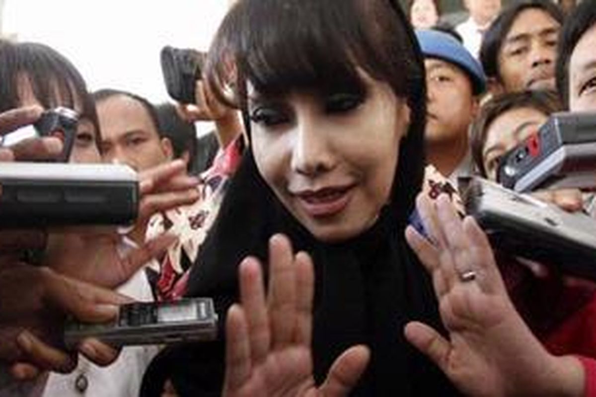 Tersangka kasus dugaan pembobolan rekening nasabah Citibank, Malinda Dee, usai diperiksa di Bareskrim Mabes Polri, Senin (4/4/2011).