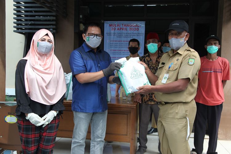 Direktur PT Indopasifik Indahtama Sony Wangsa Putra menyerahkan 1.000 masker kepada masyarakat sekitar proyek apartemen Pacific Garden.
