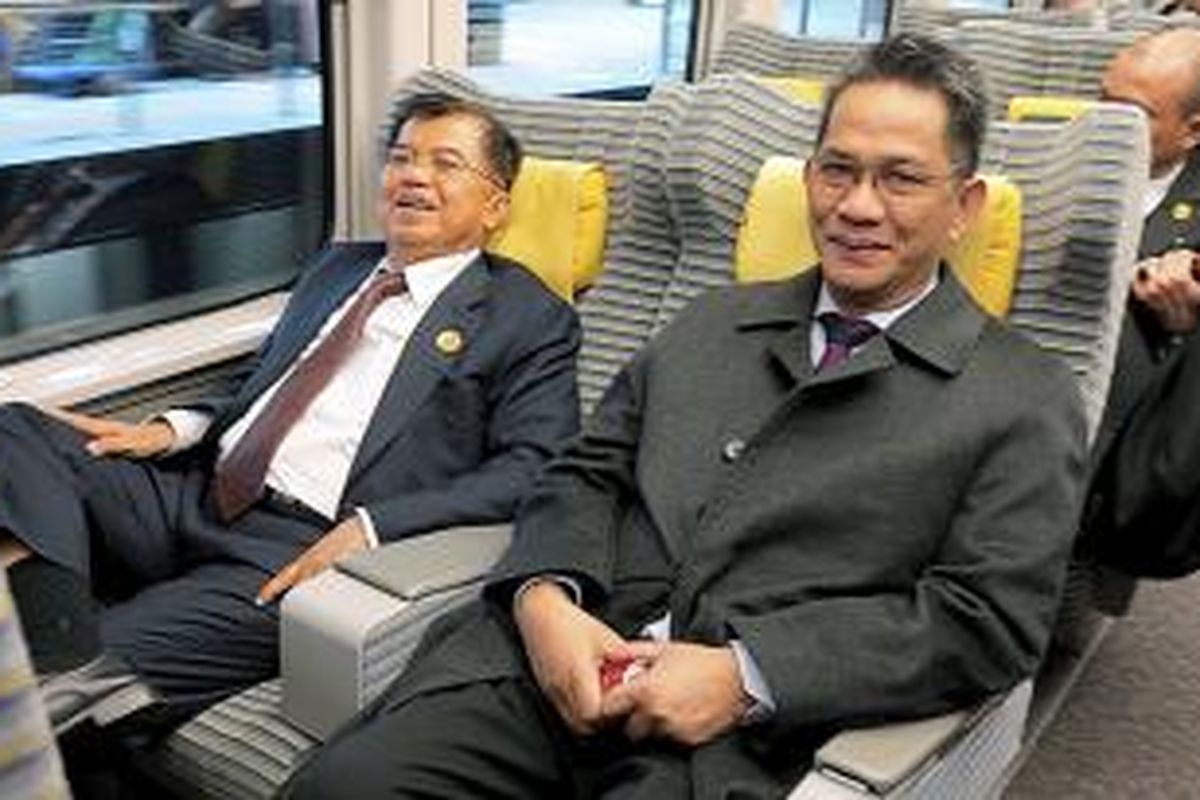 Wakil Presiden Jusuf Kalla bersama Dubes RI untuk Jepang Yusron Ihza Mahendra, di dalam kereta Shinkansen, rute Sendai-Tokyo, sesudah menghadiri Konferensi PBB tentang Bencana di Sendai, Sabtu (14/3/2015). Wapres mewakili Presiden menjadi pembicara dalam forum PBB tersebut.