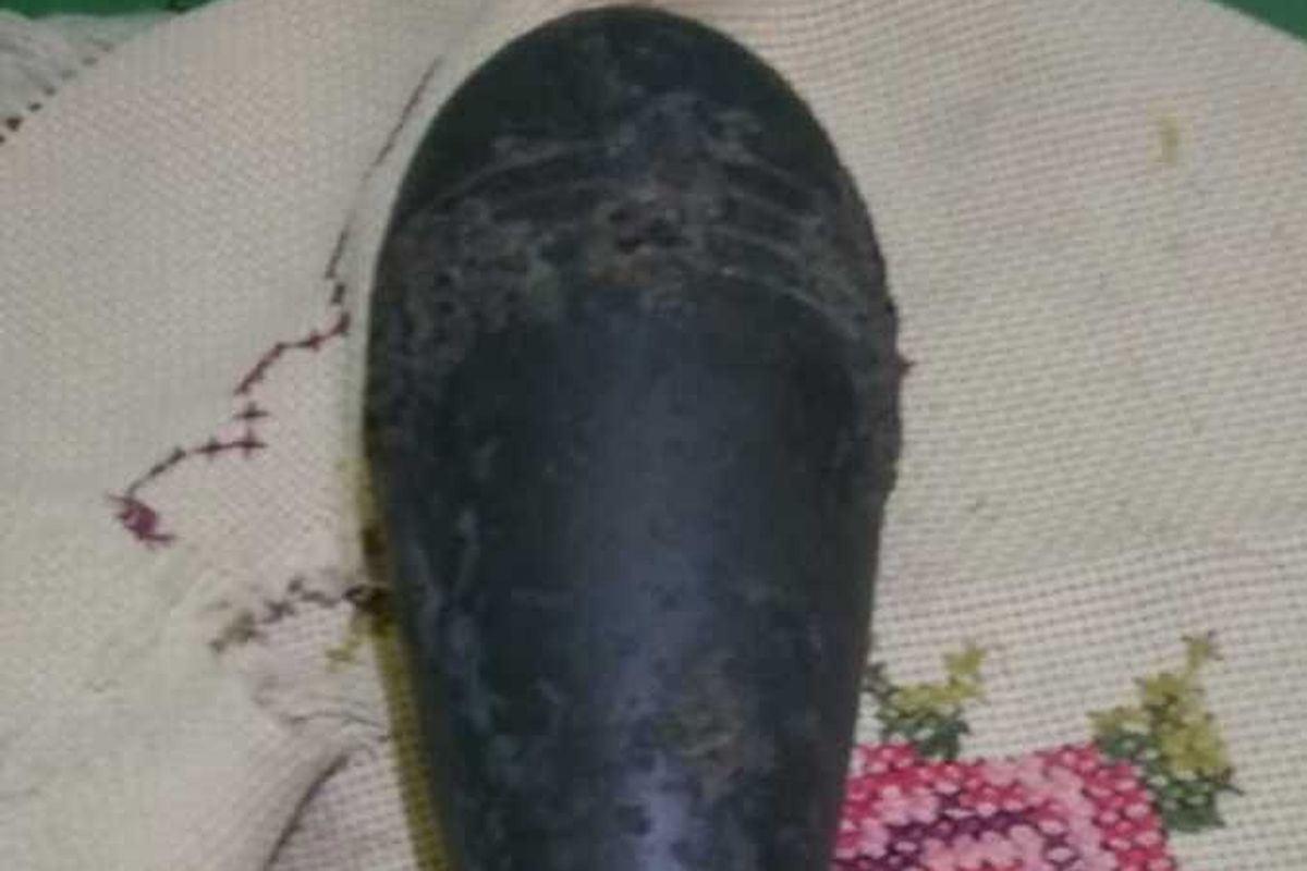 Bom mortir yang ditemukan warga di sungai Kelurahan Jepara, Kecamatan Bubutan, Surabaya, diamakan oleh warga setempat, Rabu (11/5/2022) malam.