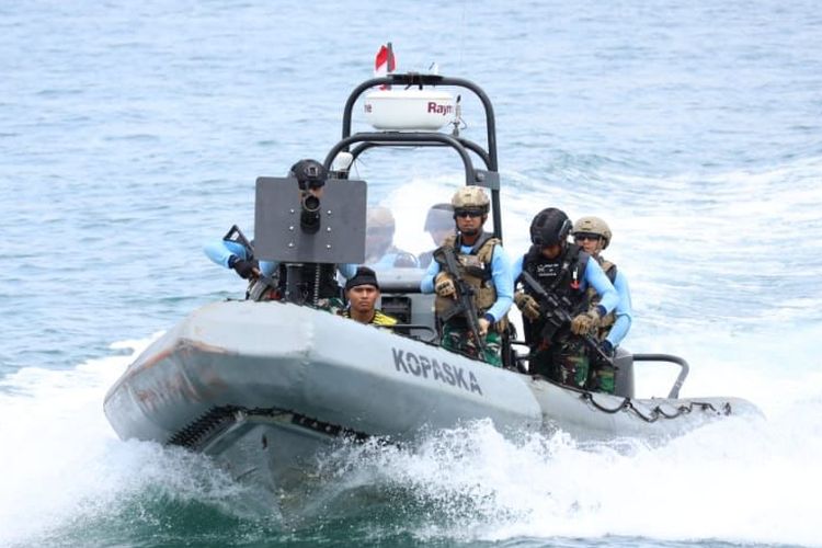 Pasukan elite TNI Angkatan Laut, Komando Pasukan Katak (Kopaska) Komando Armada II menggelar latihan visit, boarding, search and seizure (VBSS di Perairan Benoa, Bali, Rabu (9/11/2022).