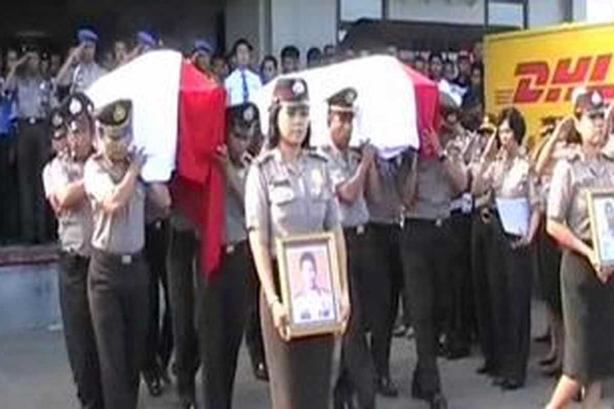 Upacara serah terima jenazah dua korba penembakan Bripda Gustiar Yudisthira dan Bripda Andi Irbar  di Kargo Bandara Sultan Hasanuddin, Makassar, Kamis (26/5/2011).