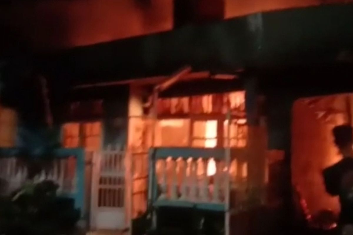Kebakaran melanda tiga rumah tinggal di Jalan Taman AA, Cengkareng Barat, Cengkareng, Jakarta Barat, Sabtu (20/5/2023) dini hari. 