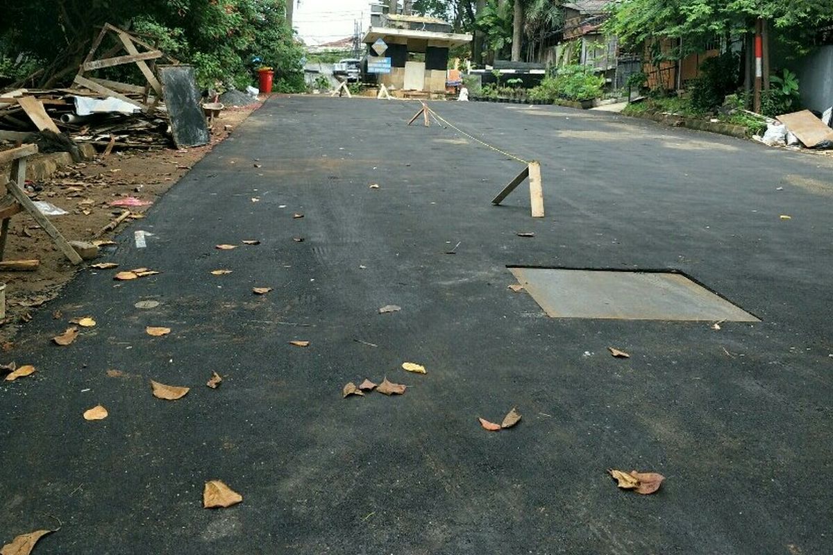 Sebuah tutup sumur resapan di kawasan Bona Indah, Lebak Bulus, Cilandak, Jakarta Selatan, jebol, pada Rabu (8/12/2021) siang. Saat ini sumur resapan itu telah ditangani.