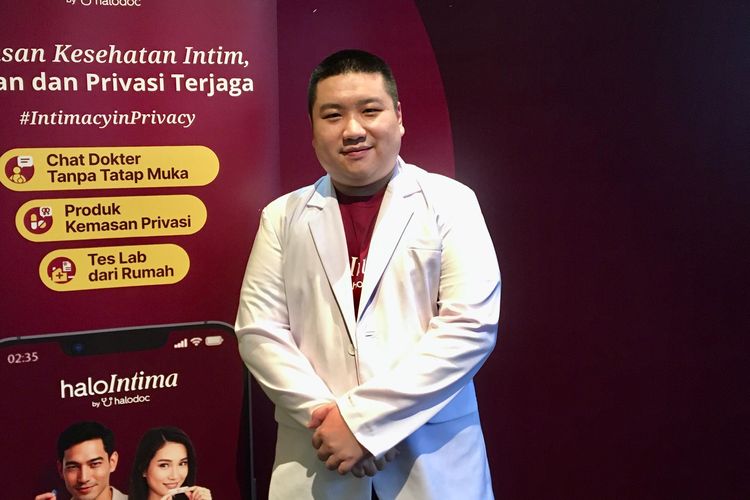 dr. C. Christopher Sunnu, Sp.And, membagikan tips menjaga kesehatan intim bagi laki-laki dalam acara peluncuran HaloIntima, pada Selasa (16/9/2025).