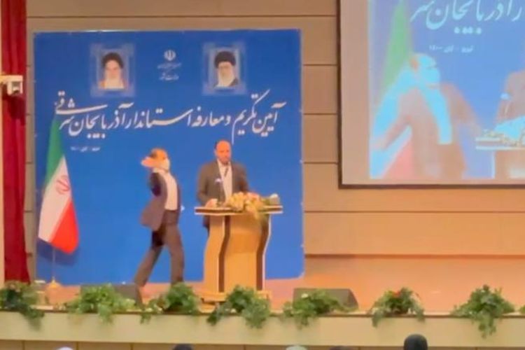 Tangkapan layar dari video yang menunjukkan Gubernur baru Provinsi Azerbaijan Timur Zeinolabedin Khorram ditampar seorang pria ketika berpidato di Masjid Imam Khomeini di Kota Tabriz