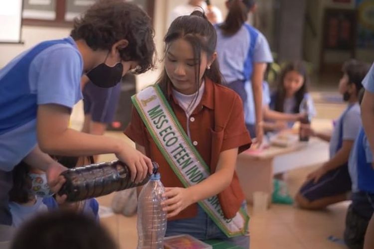 Anthea Tofani mempraktikkan pembuatan eco enzyme