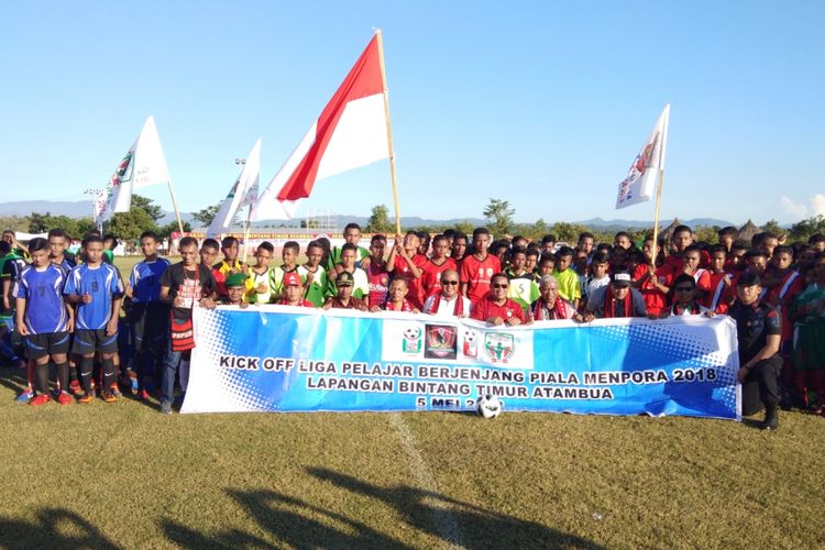 Para pesepak bola U14 dan U-16, saat berpose bersama Asisten Deputi Olahraga Pendidikan Kemenpora Alman Hudri, Wakil Bupati Belu JT Ose Luna,   Ketua Komisi IV DPR RI Fary Djemi Francis yang juga pendiri SSB Bintang Timur Atambua,  serta perwakilan dari Timor Leste Direktur Pembinaan Usia Muda, Gregorio. 
