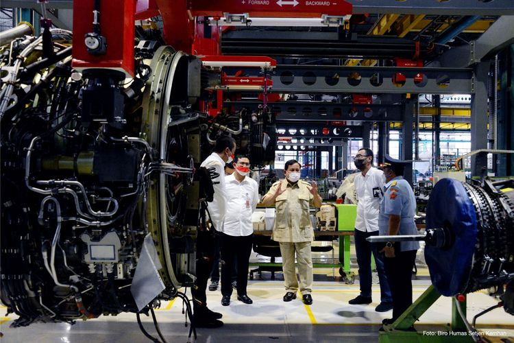 Menhan Prabowo Subianto saat mengunjungi PT Garuda Maintenance Facility AeroAsia Tbk (GMF) di Tangerang, Banten Rabu (26/1/2022).