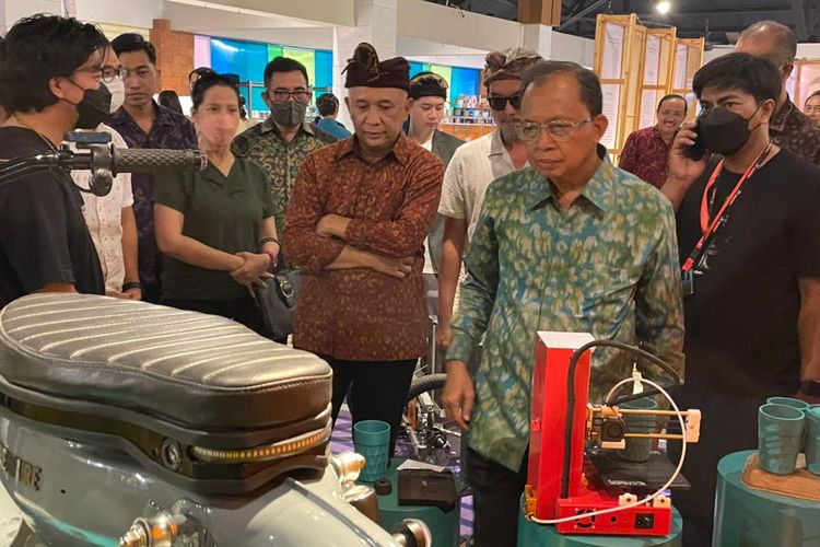 Menteri Teten Masduki mengunjungi acara Telkomsel Pasar Nusa Dua di Bali Collection, Kawasan ITDC Nusa Dua Bali, Jumat (6/5).
