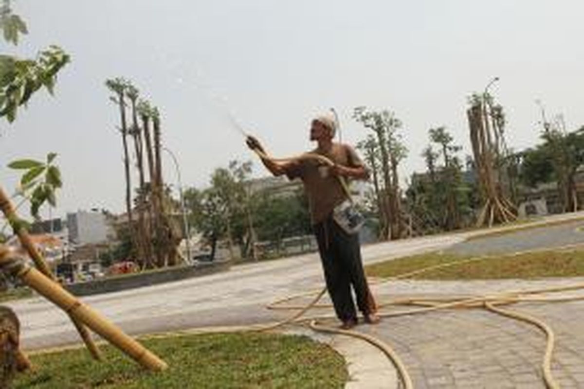 Pekerja menyiram tanaman di Taman Waduk Pluit Jakarta Utara, Selasa (13/8/2013). Gubernur DKI Jakarta Joko Widodo mengatakan di taman ini tidak hanya untuk ruang terbuka hijau (RTH), tetapi akan banyak sarana lain yang dapat dimanfaatkan oleh publik, antara lain menyediakan lahan untuk pedagang kaki lima (PKL) untuk berjualan di taman yang tengah dibangun di bibir waduk.