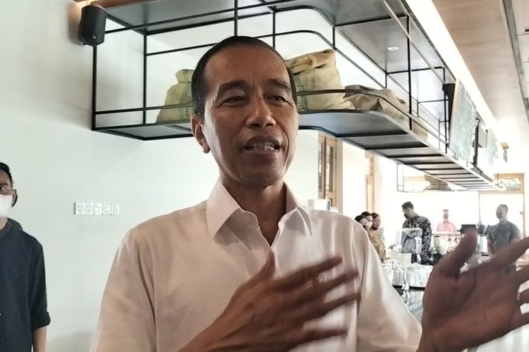 Presiden Jokowi, setelah menghadiri kumbokarnan, rapat terakhir persiapan pernikahan putra bungsunya Kaesang Pangarep dengan Erina Gudono di Ndalem Wuryaningratan, Danar Hadi Jalan Slamet Riyadi, Kota Solo, Jawa Tengah, Minggu (4/12/2022).