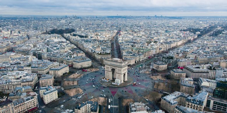 Ilustrasi Perancis - Pemandangan Arc de Triomphe di Paris dari sudut pandang burung (Photo by Rodrigo Kugnharski on Unsplash).