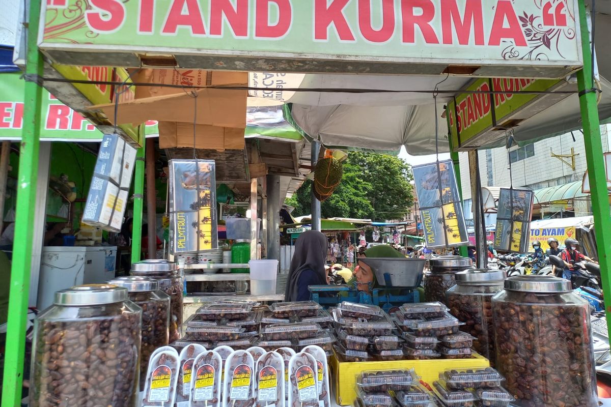Salah satu stand kurma di sekitar Pasar Johar, Kota Semarang 