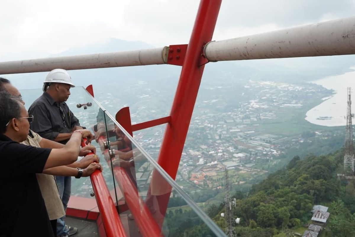 Gubernur Bali, I Wayan Koster saat meninjau pembangunan tahap kedua Turyapada Tower di Kabupaten Buleleng, Sabtu (27/9/2025). 