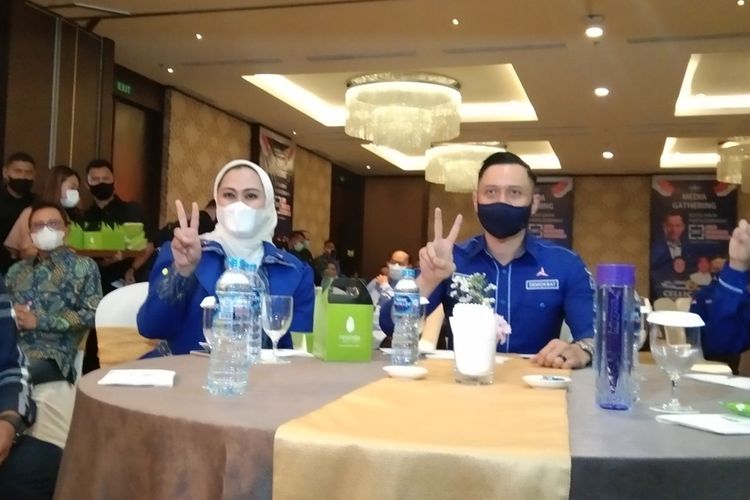 Momen saat Cellica Nurrchadiana dan Aep Syaepuloh bersama Ketua Umum Partai Demokrat Agus Harimurti Yudhoyono dan istri, Annisa Pohan, saat media gathering di Hotel Resinda Karawang, Selasa (1/12/2020).