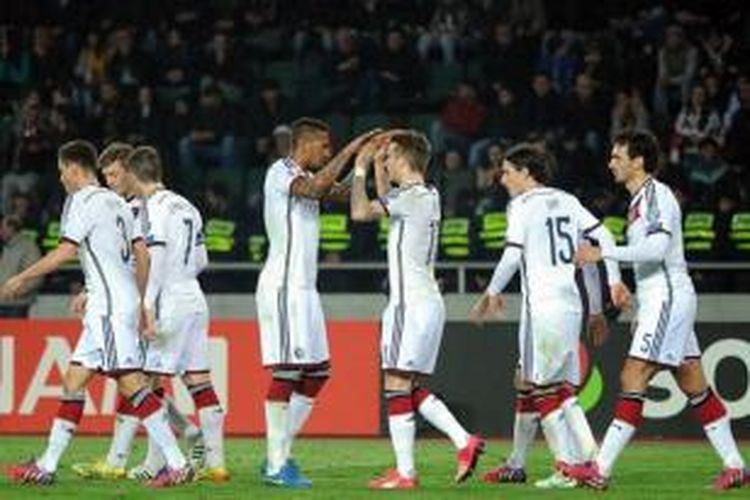 Para pemain Jerman merayakan gol ke gawang Georgia pada laga Kualifikasi Piala Eropa 2016 di Stadion Boris Paichadzis Erovnuli, Tbilisi, Minggu (29/3/2015).