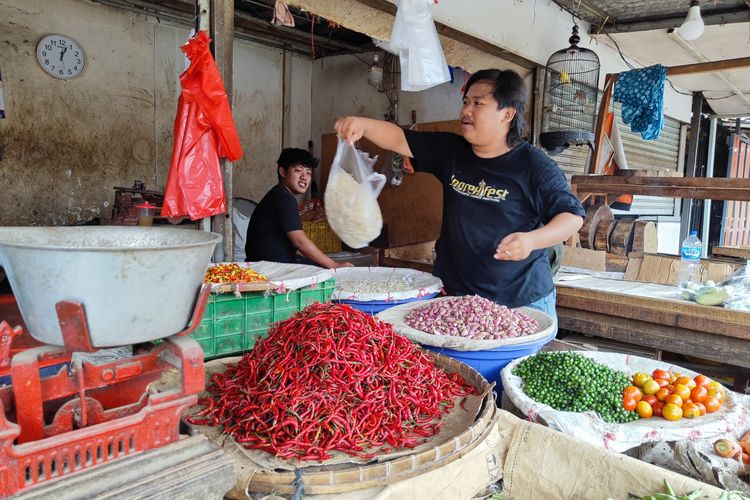 Harga cabai rawit merah di Pasar Kemiri Muka capai Rp 120.000 per kilogram, Selasa (21/11/2023). 