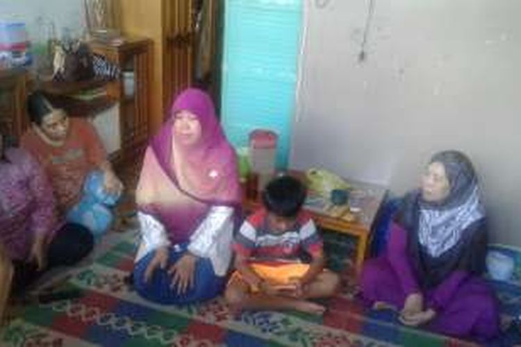 Siti Qomara (berbaju ungu di tengah) memberi semangat pada seluruh keluarga korban (9/8/2016)