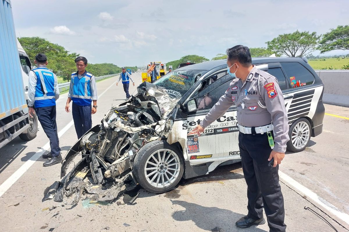 RINGSEK: Mobil Toyota Avanza ringsek bagian depan setelah terlibat dalam kecelakaan beruntun di ruas Tol Ngawi ?Surabaya  kilometer 588, Desa Kasreman, Kecamatan Geneng, Kabupaten Ngawi, Jawa Timur, Kamis (27/3/2025).
