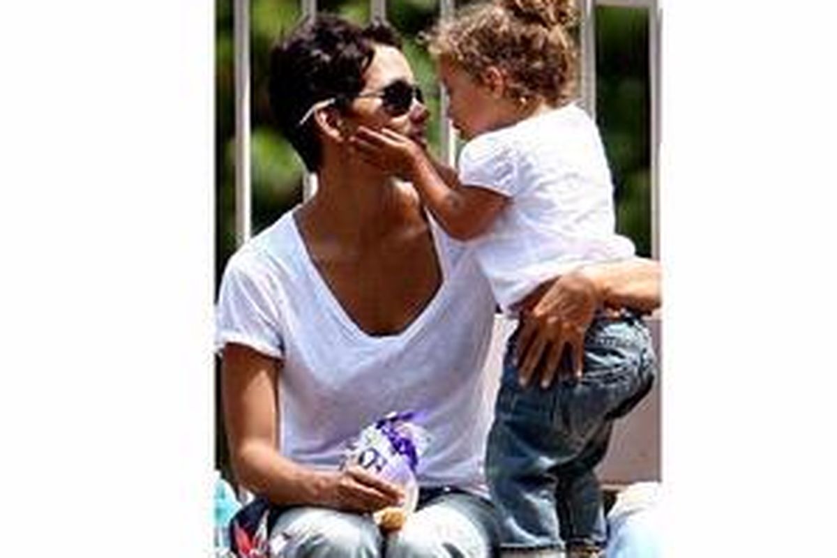 Anak perempuan lebih mampu mengambil hati ibunya, dengan caranya melakukan kontak mata dan berbicara lebih cepat.