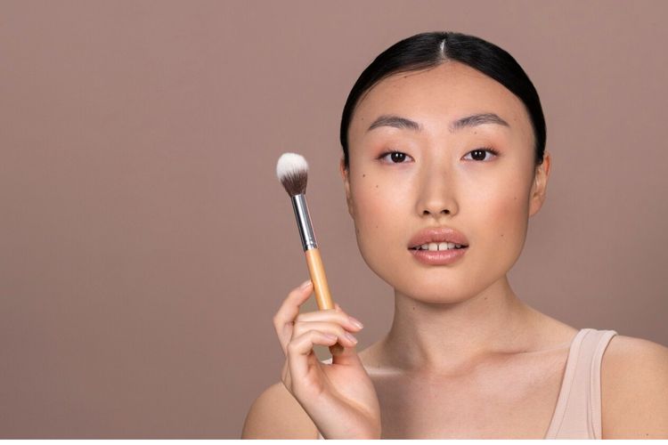 Tren makeup 2025 didominasi tampilan lembut. Dari toasted makeup, bitten lips, hingga ghost lashes, ini rangkaian gaya riasan yang populer.