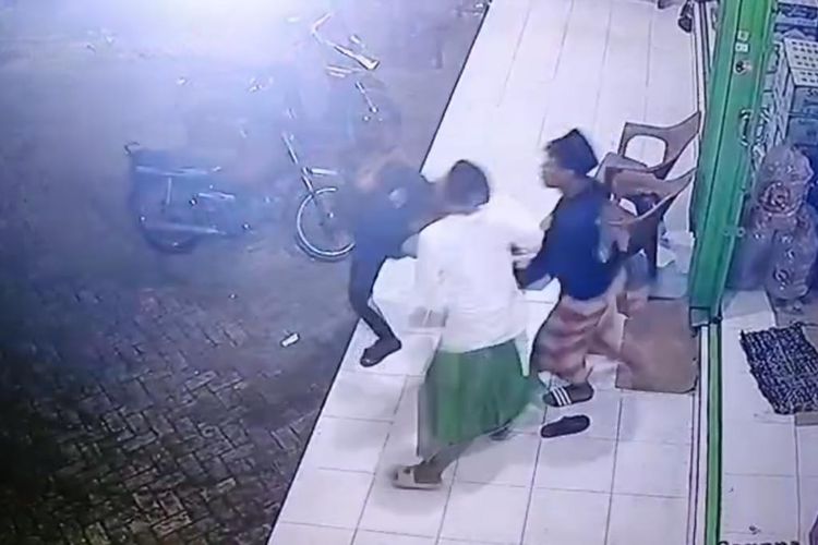 Seorang santri asal Pasuruan diseret dan dibawa ke dalam mobil oleh orang tidak dikenal saat belanja di toko waralaba di Desa Rejoso Lor, Kecamatan Rejoso, Kabupaten Pasuruan, Senin malam (21/04/2025) 