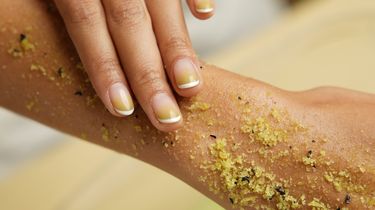 Apakah Aman Luluran untuk Kulit Kering? Simak Saran Dokter 